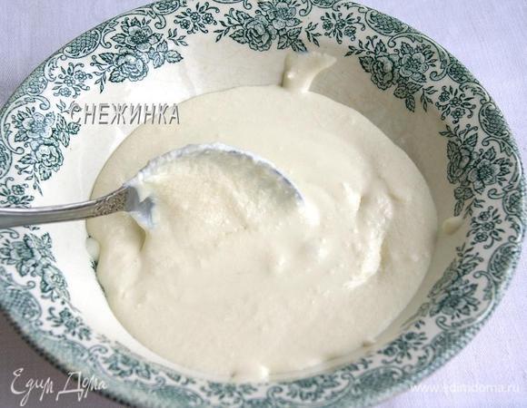 Пока пекутся эклеры, приготовим крем. Творог, сгущёнку и размягчённое масло взбиваем до однородности.