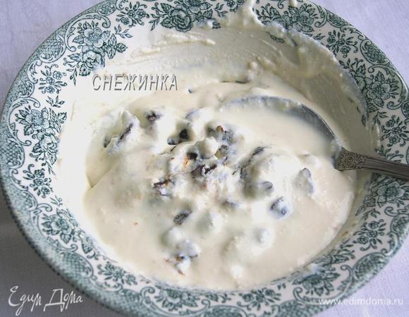 Чернослив моем, нарезаем кубиком и добавляем в крем.