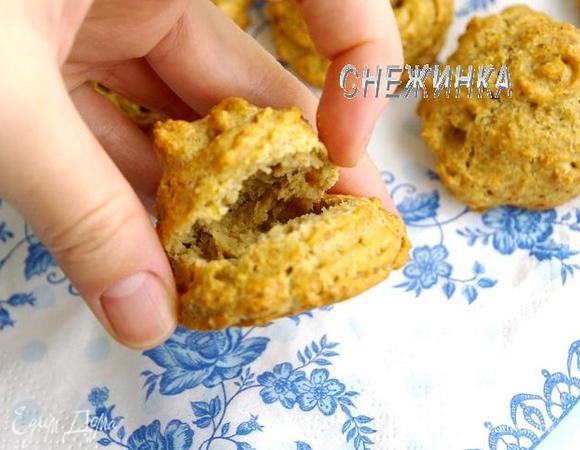 Каждый эклер надрезаем сбоку, чтобы наполнить кремом.