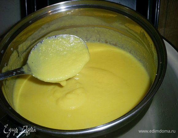 Смешиваем желтки, сахар и ваниль. Добавляем молоко, перемешиваем до однородности. Ставим на медленный огонь и, постоянно помешивая, варим до закипания. Масса должна загустеть до густоты кефира. Даем масса остыть до комнатной температуры.