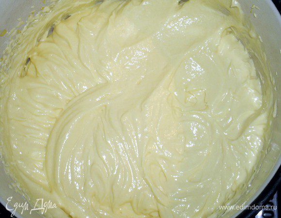Взбиваем размягченное масло до посветления и небольшого увеличения в объеме. Затем, не прекращая взбивать, по одной ложке вводим яичную смесь и взбиваем до однородности. В конце взбивания добавляем по ложке коньяк.
У нас должен получится очень пышный и нежный крем.