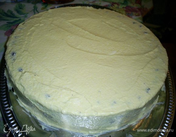 Смазываем кремом весь торт и оставляем в холодильнике до его полного застывания. Я оставляю торт там на ночь.