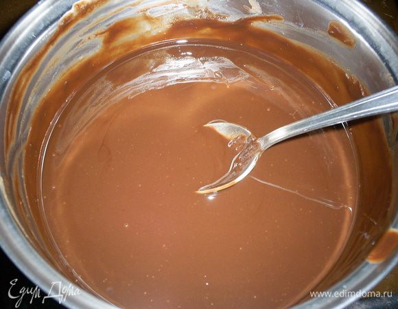 Для глазури растапливаем на водяной бане масло и шоколад.