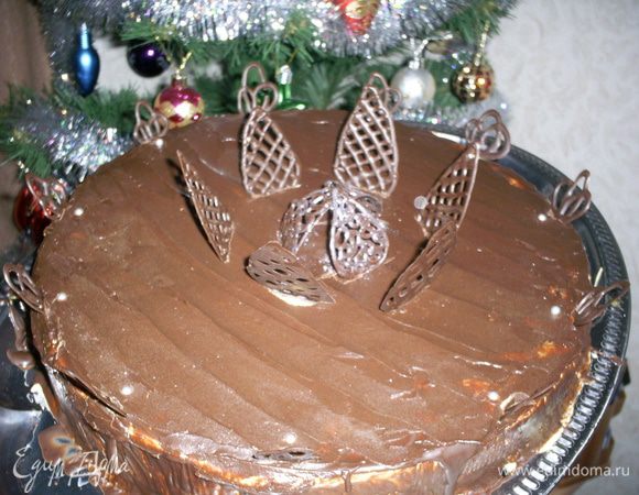 Украшаем по своему усмотрению. Я украсила шоколадными завитушками и лепестками. Приятного аппетита!!!