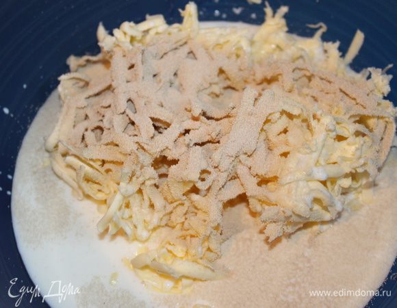 Масло натереть на крупной терке, выложить в глубокую посудину. Молоко немного нагреть, влить молоко к маслу. Сверху всыпать дрожжи, подождать прим 5-10 минут пока дрожжи размякнут и добавить все остальное. Замесить тесто, накрыть полотенцем и ставим в теплое место на полтора часа.