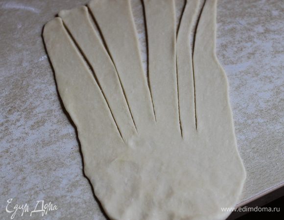 Готовое тесто делим на 8 частей. раскатываем в виде языка. Режем вдоль не до конца.