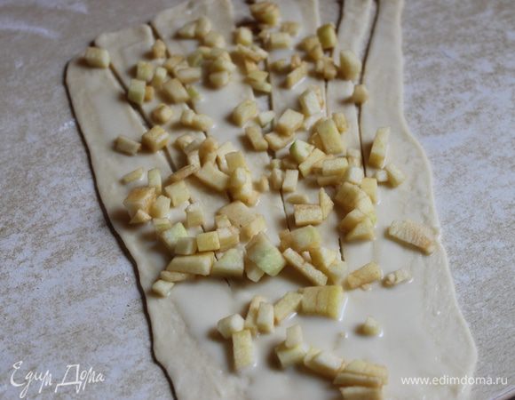 Намазываем сгущенкой и посыпаем яблоком.