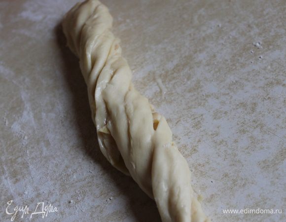 Скручиваем в такой жгут слегка.