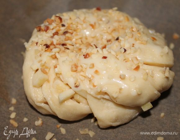 Слегка еще обмазываем и посыпаем орехом любым.