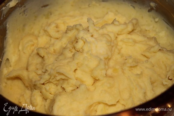Приготовить картофельное пюре: отварить в подсоленной воде картофель, размять его с добавлением масла, сливок, сырого яйца и тертого сыра