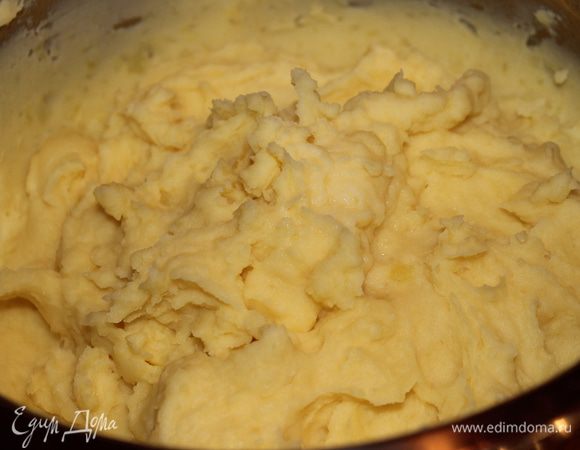 Приготовить картофельное пюре: отварить в подсоленной воде картофель, размять его с добавлением масла, сливок, сырого яйца и тертого сыра