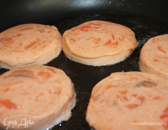 Для медальонов: филе семги размять вилкой или пюрировать в блендере, добавить соль, сахар и крахмал....тщательно перемешать. Я не добавляю лук и яйца, поскольку фарш получится жидким. Фарш из семги разделить на порции и придать им форму медальонов (можно использовать специальные формочки), поставить в морозильную камеру минут на 20