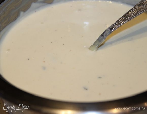 Приготовить соус: сливки вскипятить, добавить соль, плавленный сыр....раскрошить сыр Дор-блю и также добавить в сливки.. Постоянно помешивая довести до нужной консистенции, чтобы сыр расплавился (уходит примерно 10 минут на медленном огне)