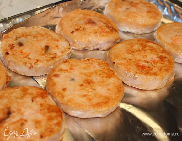 Охлажденные медальоны поджарить на сильном огне примерно по 2-3 минуты с каждой стороны (использовать растительное масло)