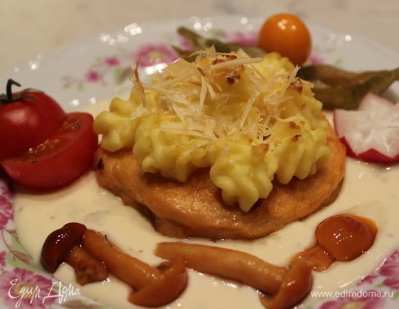 Соус распределить по тарелке и расположить на него медальон с картофельным пюре. Такие медальоны я готовила и с гороховым пюре))) Блюдо готово....приятного аппетита!!!