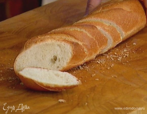 Багет нарезать ломтиками.