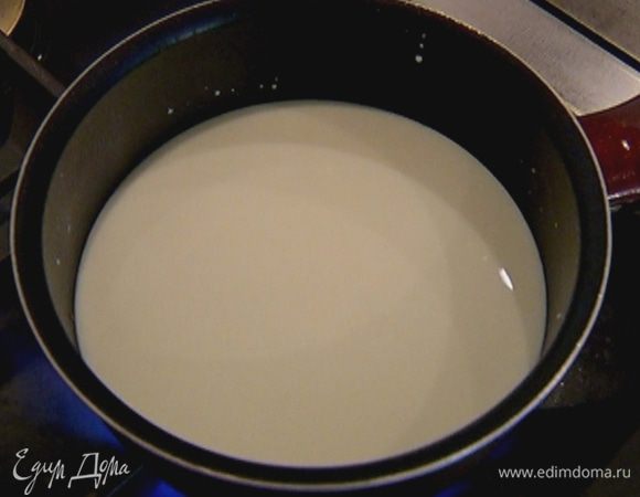 Молоко налить в небольшую кастрюлю, добавить сахар и корицу и довести молоко до кипения.
