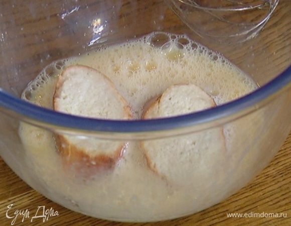 Хлеб замочить в горячем молоке и дать ему полностью пропитаться.