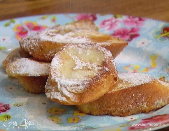 Обжаренный хлеб выложить на бумажное полотенце, чтобы убрать излишки жира, а затем полить кленовым сиропом и посыпать сахарной пудрой.