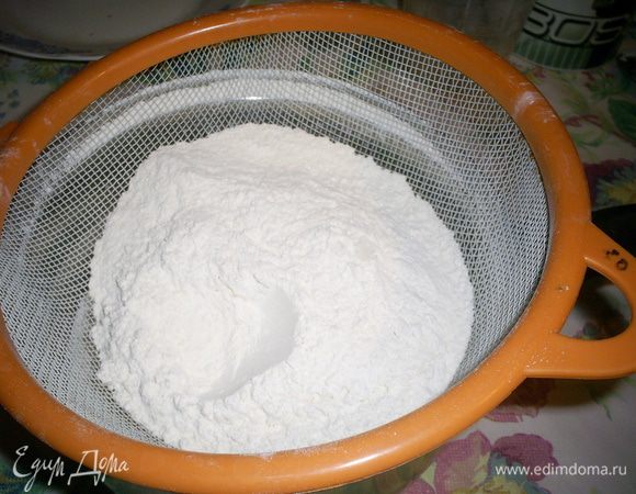 Муку, сахар (80 г), соль и разрыхлитель просеять три раза.