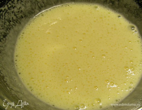 Яйца взбиваем с сахаром до кремообразного состояния. 
