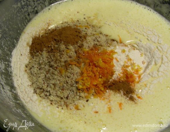 Муку смешиваем с разрыхлителем и просеиваем ее в яичную массу. Добавляем фундук, мед, апельсиновую цедру и корицу. Взбиваем еще раз. 