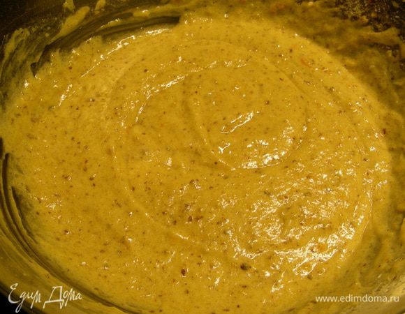 Постепенно вливаем сливочное масло и аккуратно перемешиваем лопаткой. Можно его оставить так, а можно переложить в кулинарный мешок, защепнув его конец. Ставим тесто на 1 час в холодильник (в этом заключается главный секрет воздушности мадлен). У меня тесто за это время загустело, но на конечном результате это никак не отразилось. 
