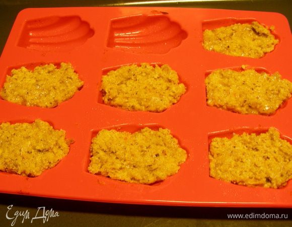 Тесто выкладываем в форму для мадлен с помощью чайной ложки или кулинарного мешка (если они металлические, то их нужно смазать сливочным маслом). Формочки заполняем тестом до границы. Получается примерно 2 формы для мадлен, у меня немного поменьше. Пока первая партия печется, остальное тесто возвращаем в холодильник. Выпекаем мадлен в духовке 180 г 10-15 минут до золотисто-коричневого цвета. Они очень хорошо поднимаются. 
