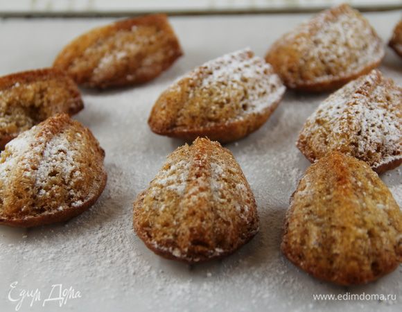 Даем им немного остыть и вынимаем их из формы. Остужаем на решетке. Еще теплыми посыпаем их сахарной пудрой. 
