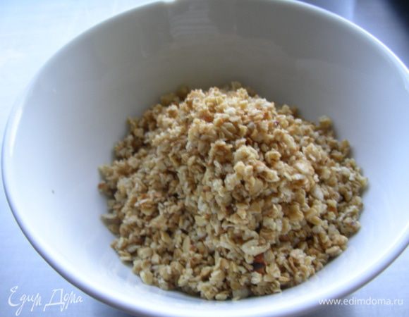 Растапливаем сливочное масло и обжариваем овсяные хлопья до золотистого цвета.
