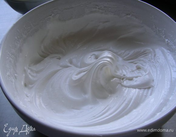 Белки взбиваем с щепоткой соли до крепких пиков, ближе к концу добавляем сахар и ванильный сахар.
