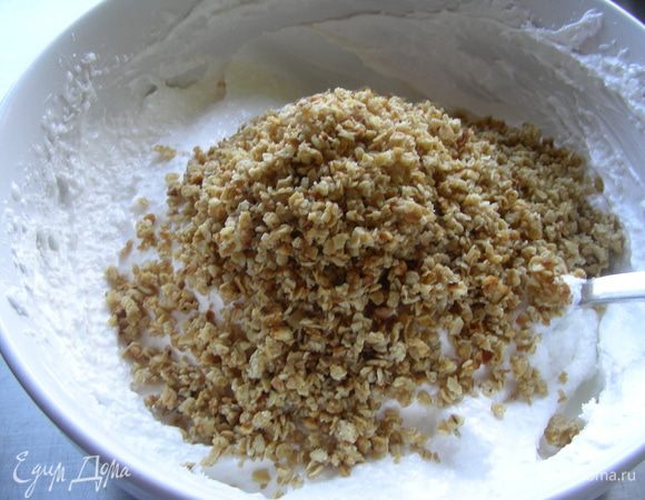 Добавляем кокосовую стружку и хлопья. Все аккуратно перемешиваем.