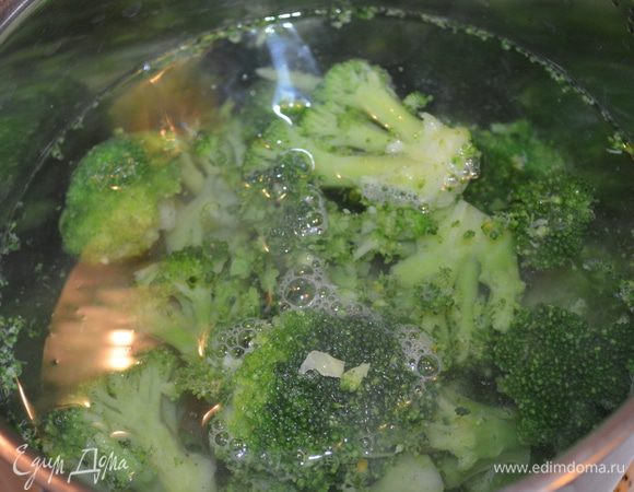 Брокколи отварить в кипящей воде до готовности. 3-5 минут
