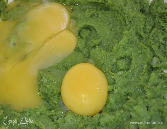 Яйца разделить на белки и желтки. Желтки добавить к брокколи