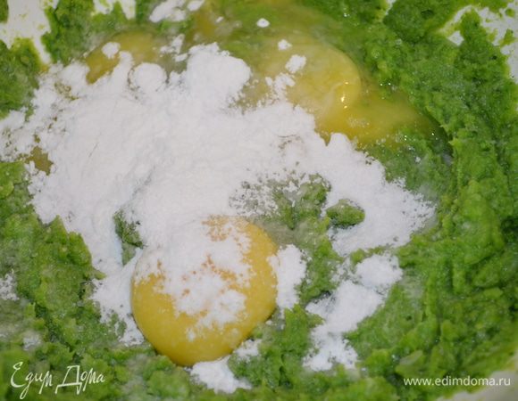 добавляем крахмал и щепотку соли, все размешиваем