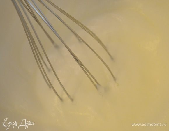 белки взбить в пышную плотную массу с щепоткой соли