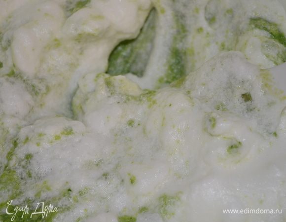 аккурантно вводим белковую массу в зеленую, размешиваем.