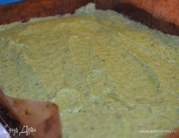 выкладываем тесто на коврик для выпечки, или на бумагу смазанную маслом. 