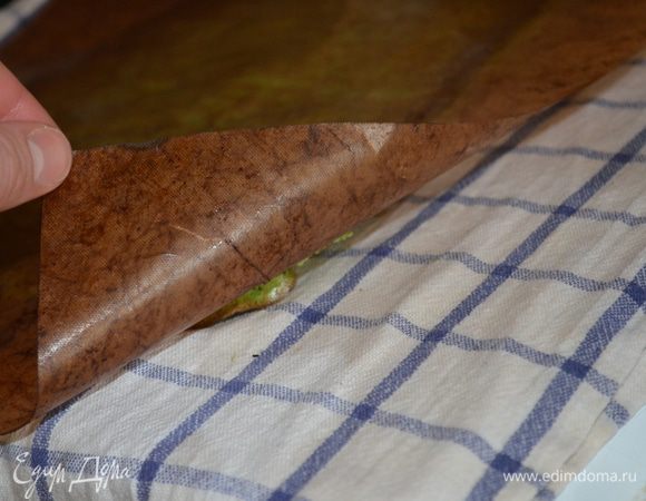 готовый рулет положить на влажное ХБ полотенце и свернуть в рулет. Дать ПОЛНОСТЬЮ остыть