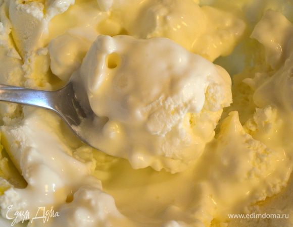 пока он остывает, творог смешиваем с йогуртом. Вводим его постепенно, до нужной кремовой консистенции. Так чтобы не было жидко, но и не плотно!  Добавляем чеснок, соль и перец. Пробуем, начинка делается на свой вкус. 