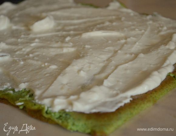 намазываем творожный крем на корж ровным слоем