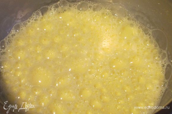 Блинчики: Взбить яйца с молоком,сахаром и щепоткой соли.