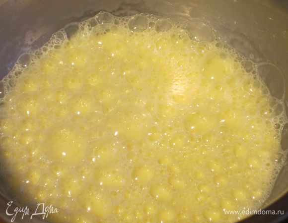 Блинчики: Взбить яйца с молоком,сахаром и щепоткой соли.