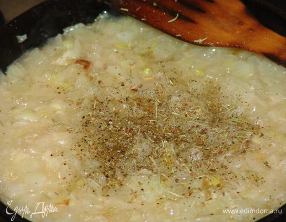 Лук нарезаем  и обжариваем до прозрачности на растительном масле. Вливаем виноградный сок, добавляем специи, соль-перец. Доводим до кипения и снимаем с огня.