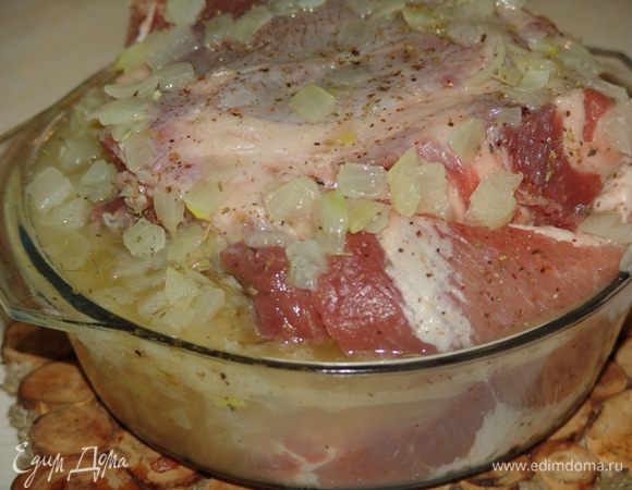 С мяса удаляем лишний жир, промакиваем бумажным полотенцем, натираем солью-перцем. Выкладываем в форму для запекания. Выливаем сверху луковый соус.