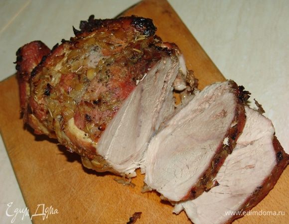 Ставим в духовку и запекаем 30 минут при температуре 220-230 градусов. Уменьшаем температуру до 170-180 градусов и запекаем еще около 1,5-2 часов, пока мясо не станет мягким. Периодически поливаем мясо соусом из формы. Готовому мясу даем отдохнуть 10 минут. Затем нарезаем и подаем с остатками соуса из формы.