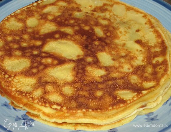 Разогреть сковороду (диаметром 20-22 см),смазать сливочным масло и жарить блинчики.