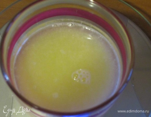 Лимонный курд: Натереть цедру лимона и выжать сок (должно получится 150 мл сока).