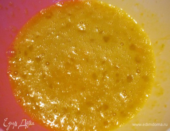 Смешать лимонную цедру с сахаром (150 г), ввести яйца и перемешать.
