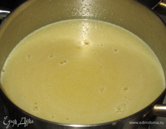 Лимонный сок вылить в кастрюлю, поставить на водяную баню, добавить оставшейся сахар,сливочное масло и довести до кипения.